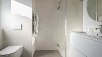 Suite Junior, 1 letto king, accessibile ai disabili, balcone | Bagno | Doccia, asciugacapelli, asciugamani, sapone