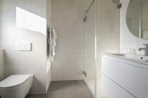 Suite Junior, 1 letto king, accessibile ai disabili, balcone | Bagno | Doccia, asciugacapelli, asciugamani, sapone