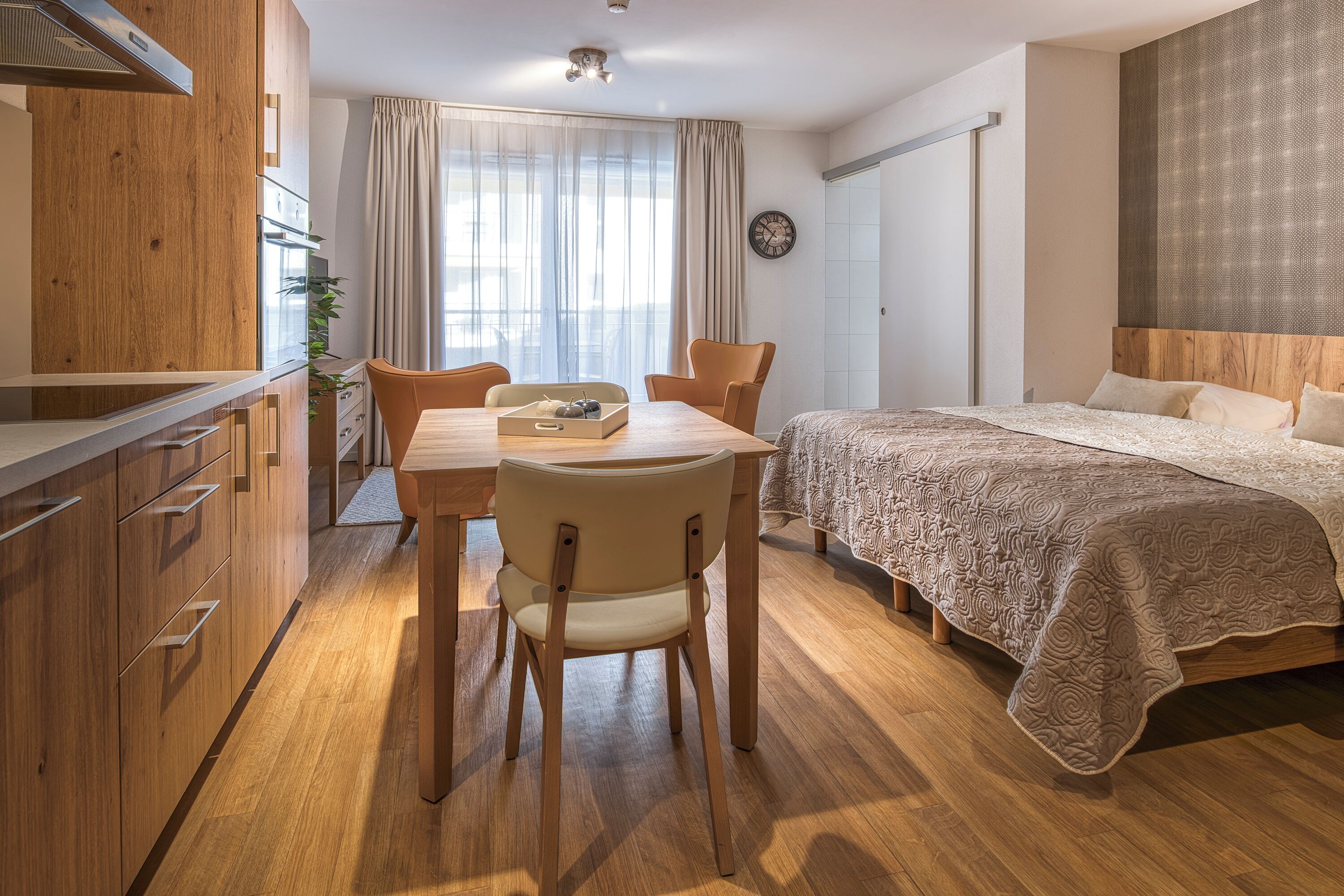 خزنة داخل الغرفة ومكتب ومساحة عمل للكمبيوتر المحمول وستائر تعتيم