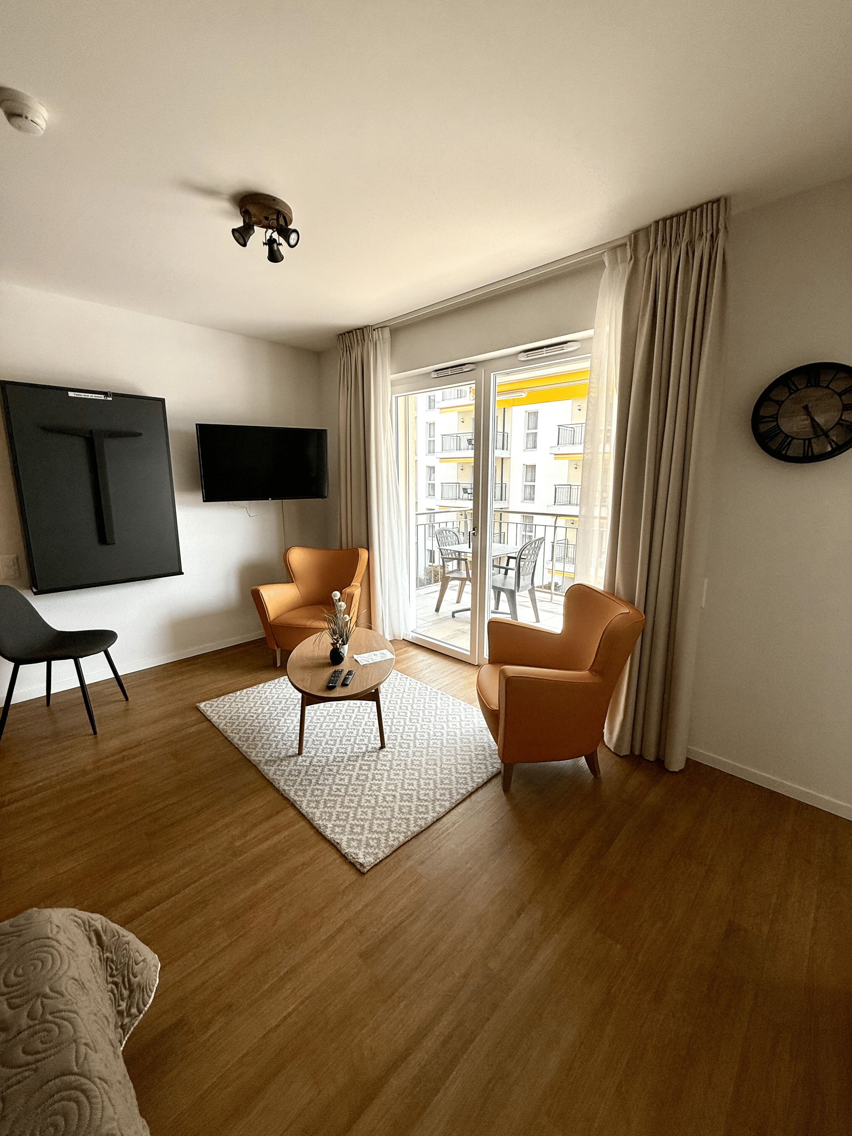 Monolocale comfort | Area soggiorno | TV a schermo piatto 42 pollici con canali via cavo, TV, Netflix