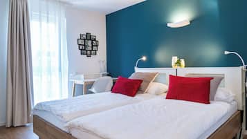 Superior appartement, 1 queensize bed, toegankelijk voor mindervaliden, uitzicht op bergen | 1 slaapkamer, een kluis op de kamer, een bureau, een laptopwerkplek