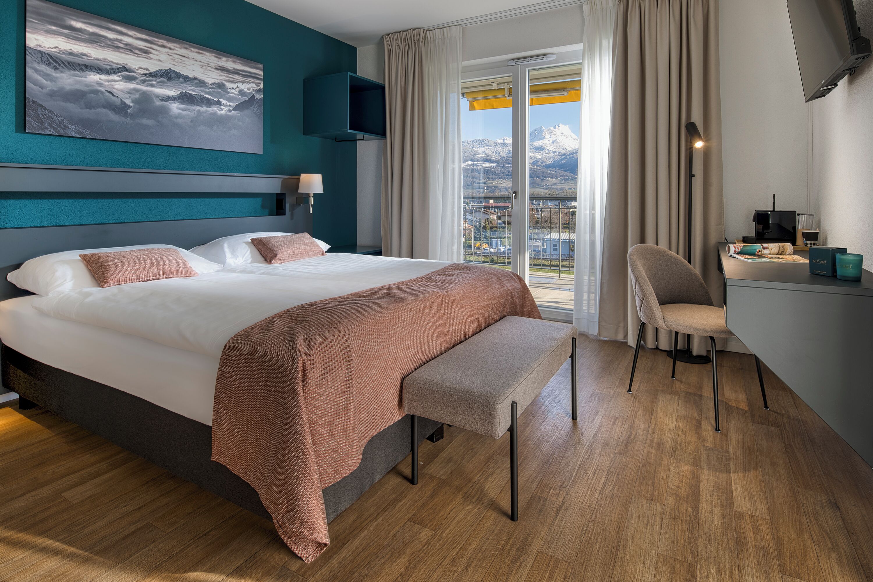 خزنة داخل الغرفة ومكتب ومساحة عمل للكمبيوتر المحمول وستائر تعتيم