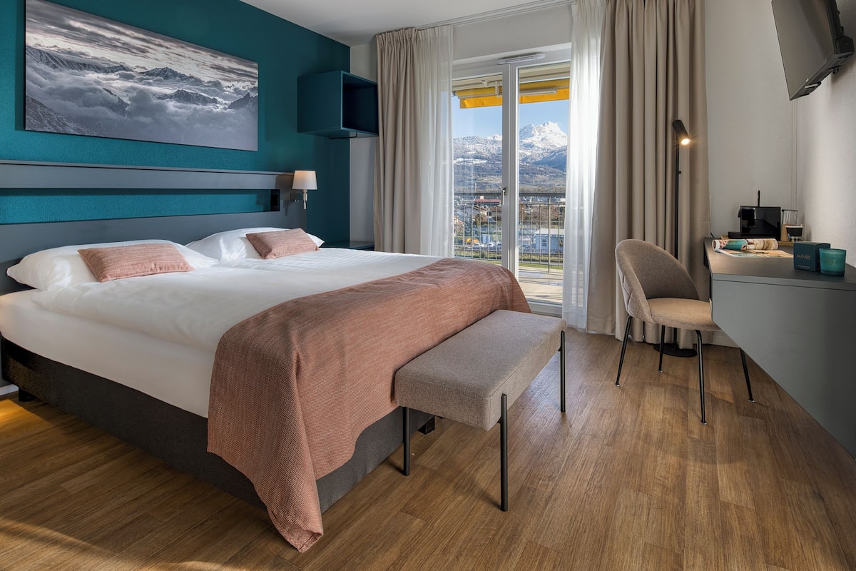 Chambre Double Supérieure, 1 grand lit, vue montagne | Coffres-forts dans les chambres, bureau
