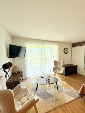 Junior Suite, 1 King Bed, Accessible, Balcony | Living area