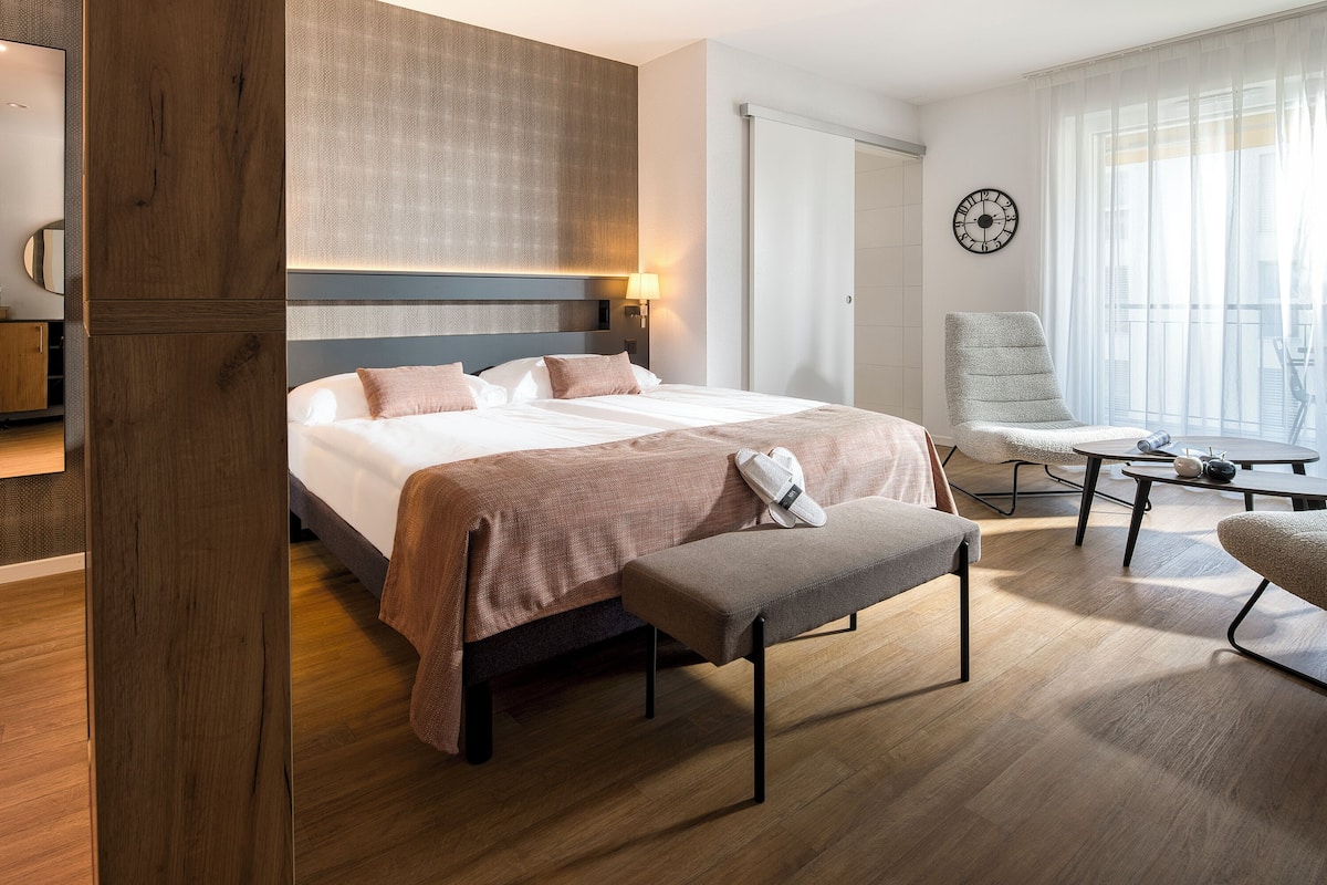 Suite Junior, 1 trÚs grand lit, accessible aux personnes à mobilité réduite, balcon | Coffres-forts dans les chambres, bureau