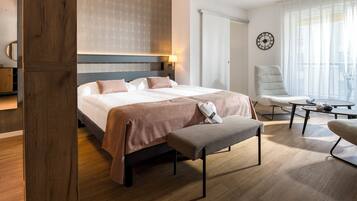 Suite Junior, 1 letto king, accessibile ai disabili, balcone | Una cassaforte in camera, una scrivania, postazione laptop