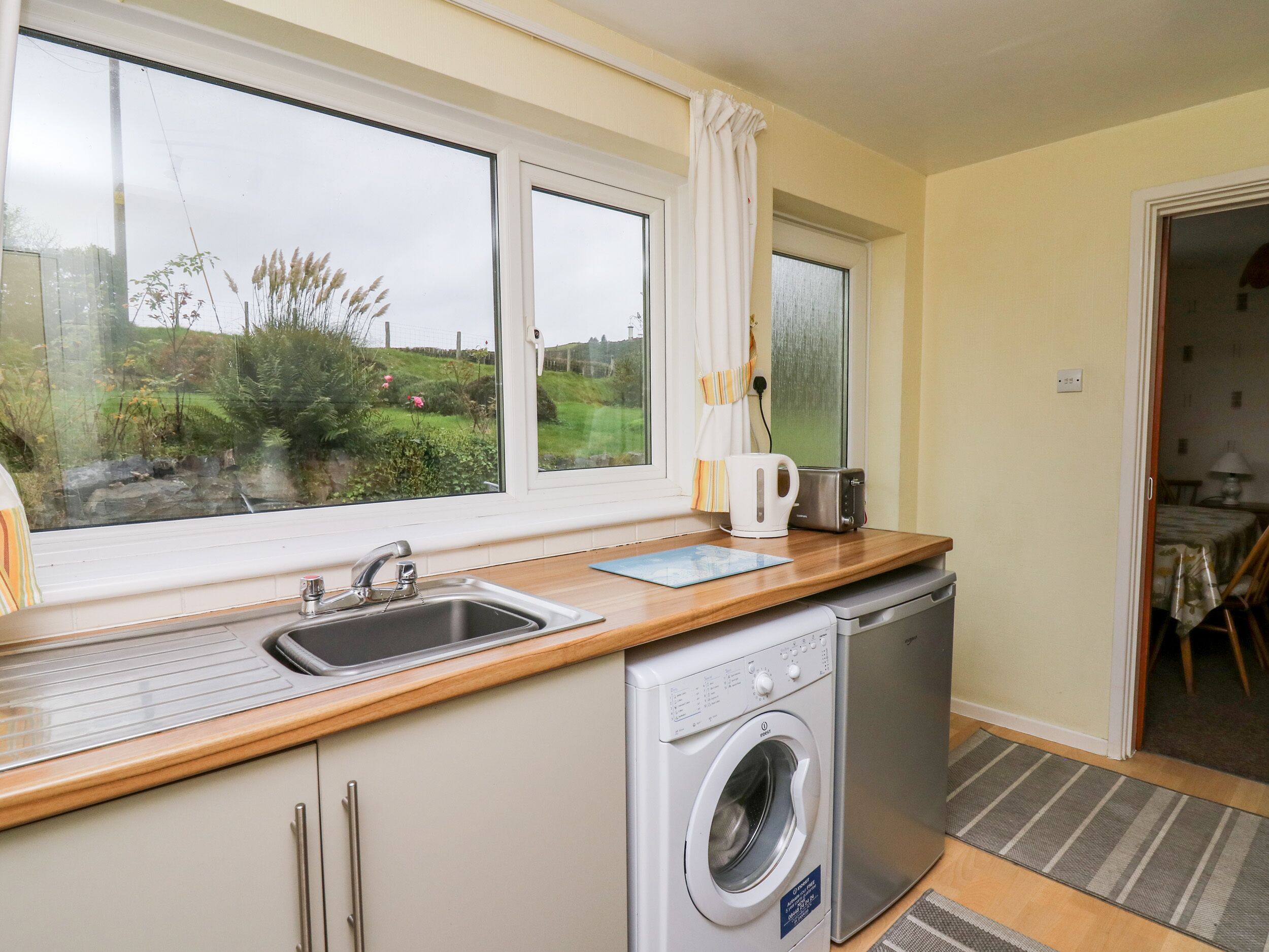 Refrigerador, tetera/pava eléctrica, tostadora, utensilios de cocina