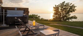 Geneva, Direct Lakefront, Hot Tub, Wine Country