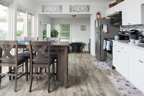 Fridge, microwave, oven, stovetop - Geneva, Direct Lakefront, Hot Tub, Wine Country (Geneva)