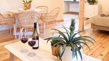 Studio Suite | Iron/ironing board, free WiFi, bed sheets
