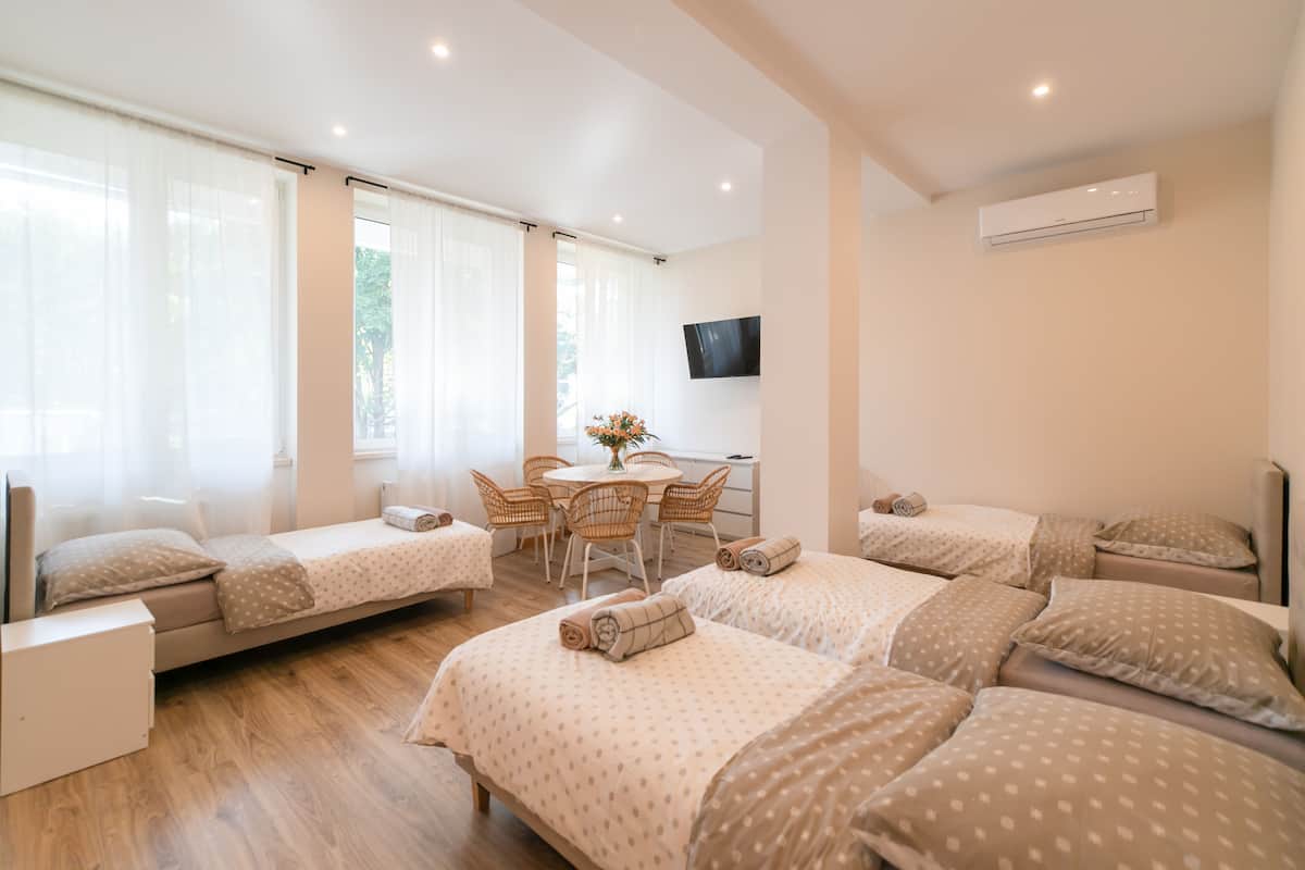 Suite estudio | Tabla de planchar con plancha, wifi gratis, ropa de cama