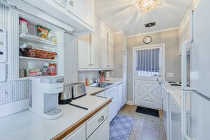 Fridge, microwave, oven, stovetop - Charming brick home with patio, WiFi, AC, & W/D - walk to everything (Annapolis)