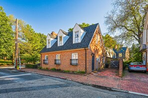 Exterior - Charming brick home with patio, WiFi, AC, & W/D - walk to everything (Annapolis)