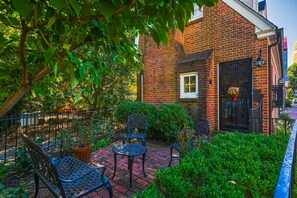 Terrace/patio - Charming brick home with patio, WiFi, AC, & W/D - walk to everything (Annapolis)