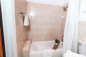 Badewanne, Haartrockner, Handtücher, Seife