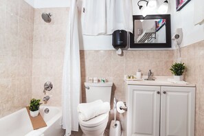 Un baño moderno con bañera, inodoro y lavamanos.