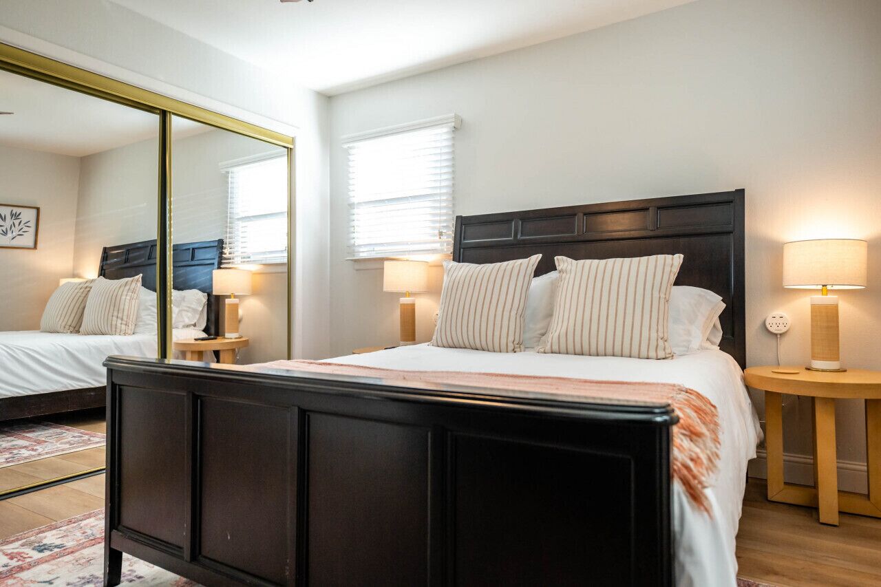 1 habitación, escritorio, tabla de planchar con plancha y cuna de viaje 