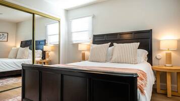 1 habitación, escritorio, tabla de planchar con plancha y cuna de viaje