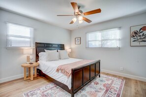 1 habitación, escritorio, tabla de planchar con plancha y cuna de viaje 