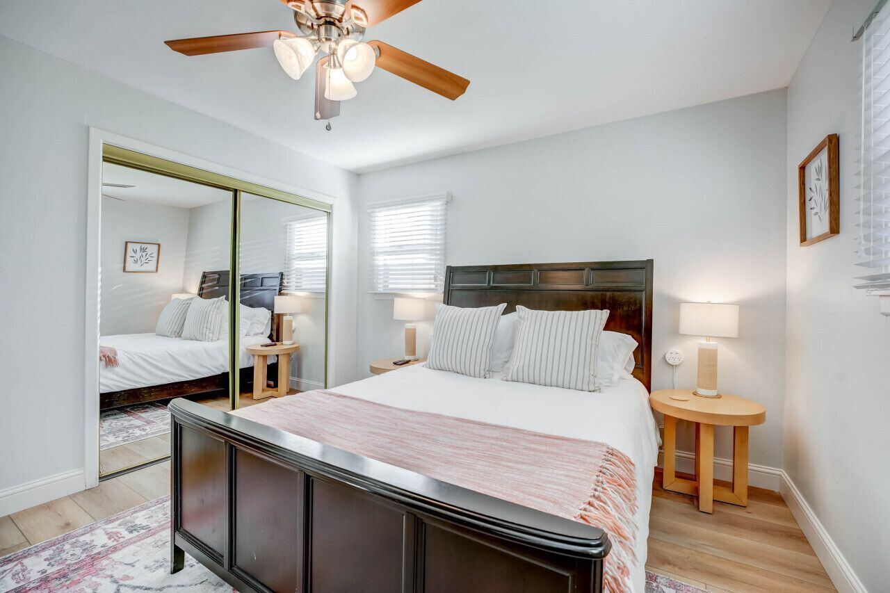 1 chambre, bureau, fer et planche à repasser, lit parapluie