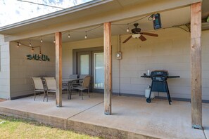 Outdoor dining - Artistic Escape - 2BR/2Bath - Dog Friendly (Lubbock)
