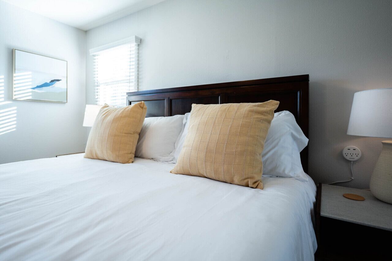 1 habitación, escritorio, tabla de planchar con plancha y cuna de viaje 