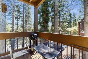 Outdoor dining - Remodeled condo with balcony, fireplace, WiFi, & mountain view - steps to slopes (Truckee)