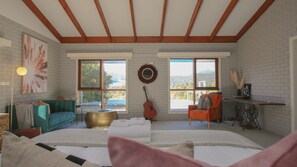 3 bedrooms, desk, iron/ironing board, free WiFi - TOP OF THE TOWN - Ultimate views over Bright (Bright)