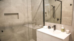 Bañera, secador de pelo y toallas