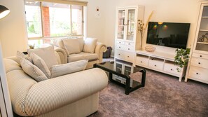 Smart TV, fireplace - SHINE BRIGHT - Spacious family friendly group living in Bright (Bright)