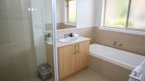 Bathtub, jetted tub, hair dryer, towels - SHINE BRIGHT - Spacious family friendly group living in Bright (Bright)