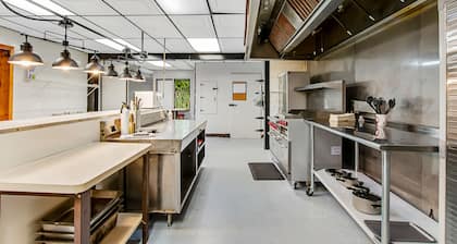 Full hotel with bar, commercial kitchen, pool table & fireplaces - dog-friendly