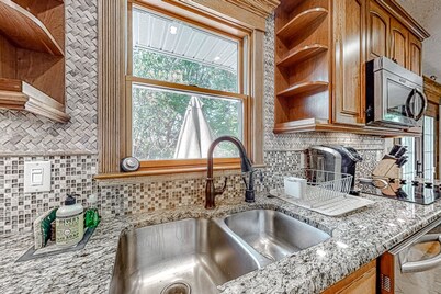 Warm house with pool table, large deck, AC, washer/dryer, & beautiful kitchen