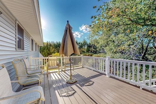 Warm house with pool table, large deck, AC, washer/dryer, & beautiful kitchen