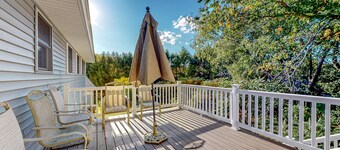 Warm house with pool table, large deck, AC, washer/dryer, & beautiful kitchen