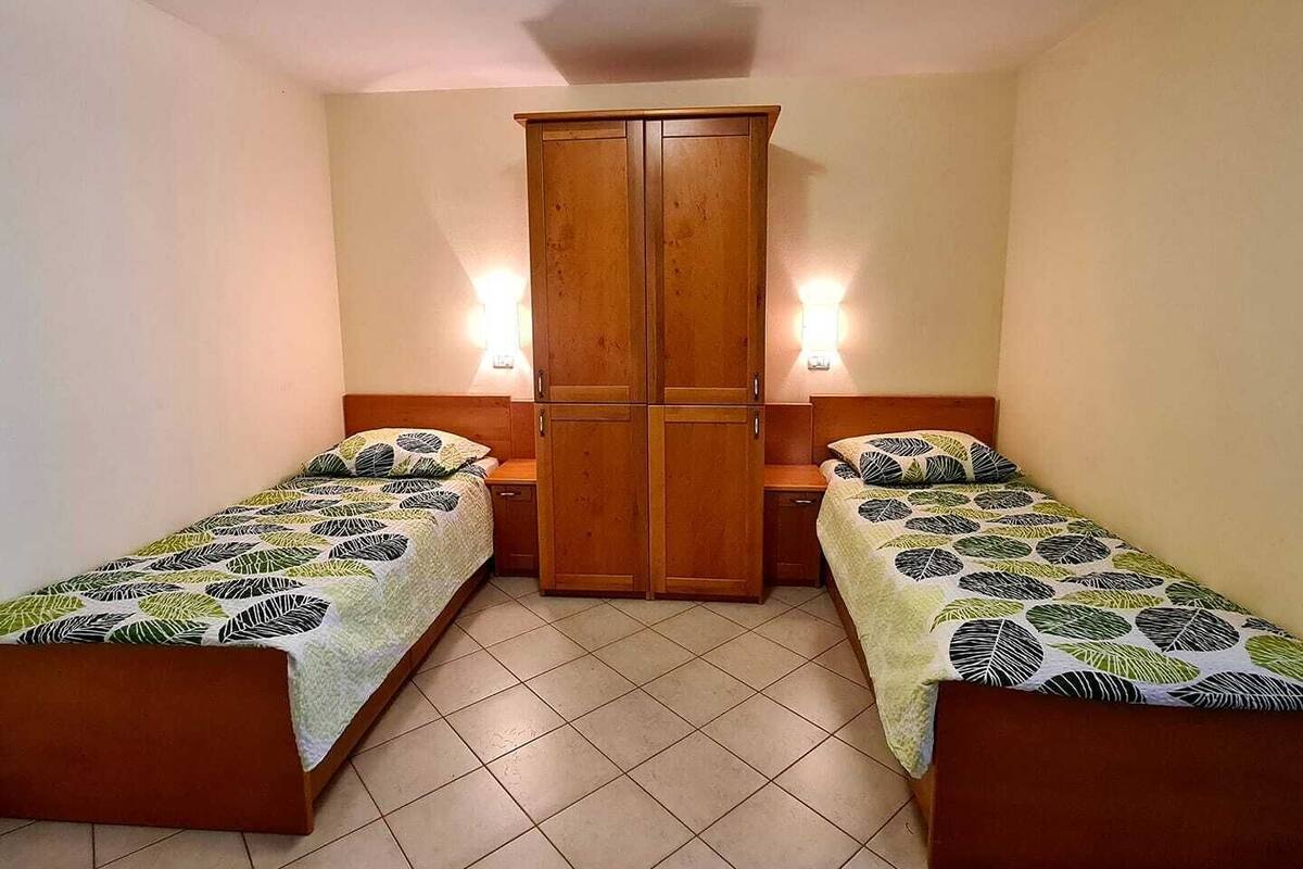 Verdunkelungsvorhänge, Reisekinderbett, individuell dekoriert