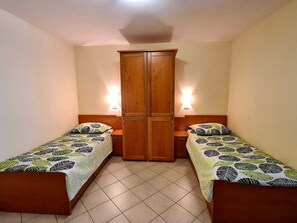 Decoración personalizada, muebles diferentes y cortinas blackout 