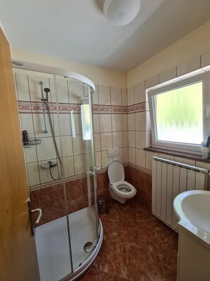 Regadera, amenidades de baño gratuitas, secadora de cabello, toallas 
