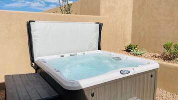 House, Multiple Beds (Fairway to Heaven) | Outdoor spa tub