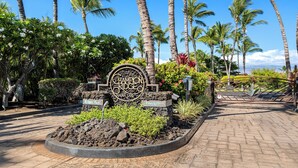 Entrada de um resort tropical com uma placa indicando "Chateau Ridge Maui, Hawaii".