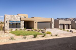 Exterior - Playin On The Ledge (St. George)