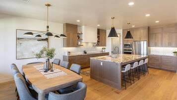 House, Multiple Beds (Playin On The Ledge) | Dining