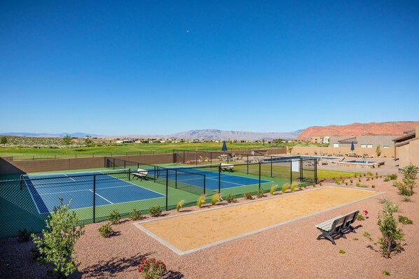 House, Multiple Beds (Playin On The Ledge) | Sports court