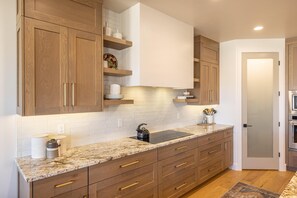 Private kitchen - Playin On The Ledge (St. George)