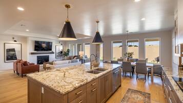 House, Multiple Beds (Playin On The Ledge) | Private kitchen