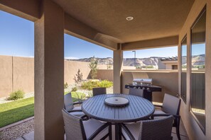 House, Multiple Beds (Playin On The Ledge) | Outdoor dining