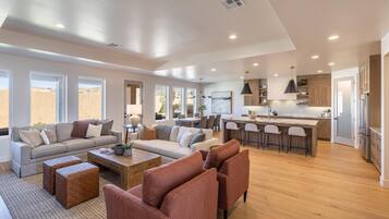 House, Multiple Beds (Playin On The Ledge) | Living area