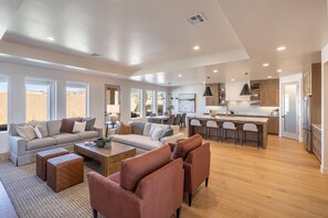 Living area - Playin On The Ledge (St. George)