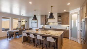 House, Multiple Beds (Playin On The Ledge) | Private kitchen