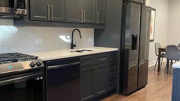 Geladeira, micro-ondas, fogão, cooktop